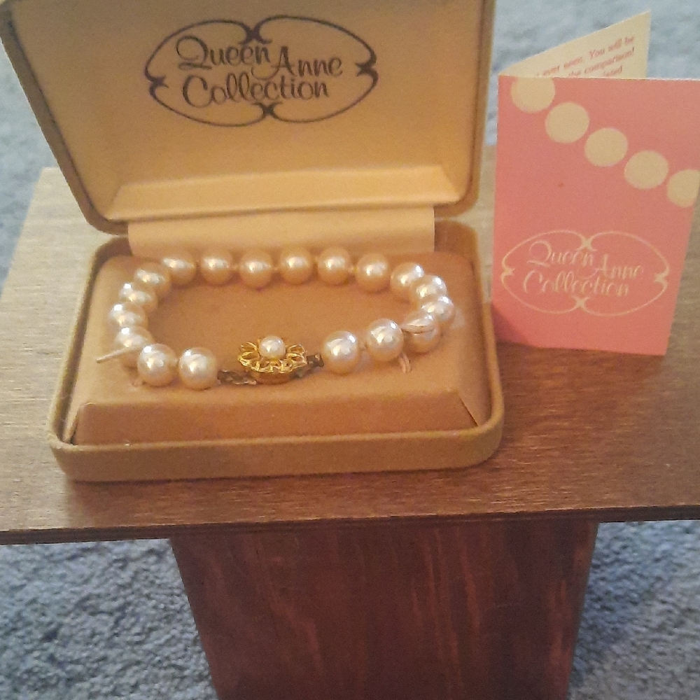 Cream and Gold Pearl Bracelet with Decorative Clasp